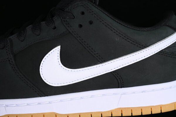 DUNK LOW SB BLACK_WHITE_BLACK_GUM LIGHT BROWN
