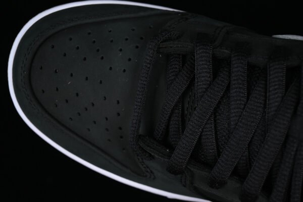 DUNK LOW SB BLACK_WHITE_BLACK_GUM LIGHT BROWN