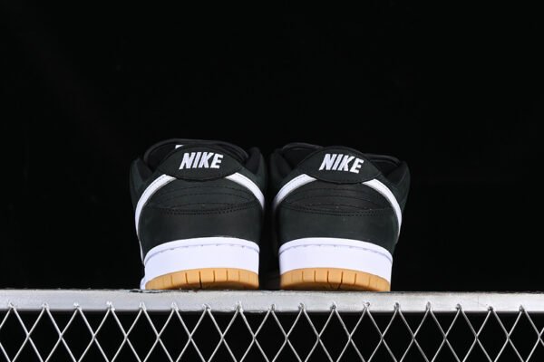 DUNK LOW SB BLACK_WHITE_BLACK_GUM LIGHT BROWN