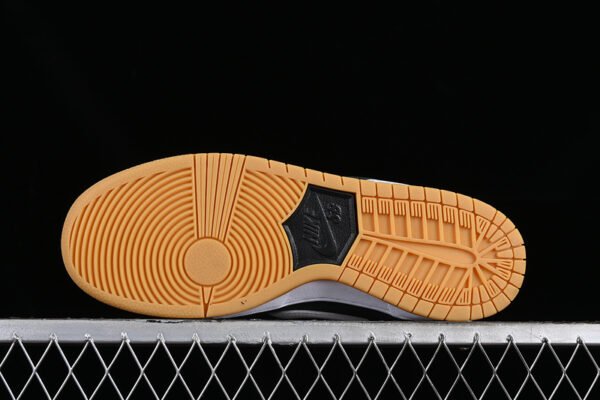 DUNK LOW SB BLACK_WHITE_BLACK_GUM LIGHT BROWN