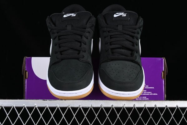 DUNK LOW SB BLACK_WHITE_BLACK_GUM LIGHT BROWN