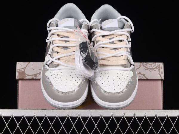 DUNK LOW SB ESS WHITE_NEUTRAL GREY