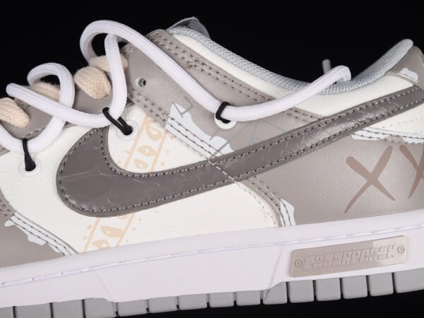 DUNK LOW SB ESS WHITE_NEUTRAL GREY