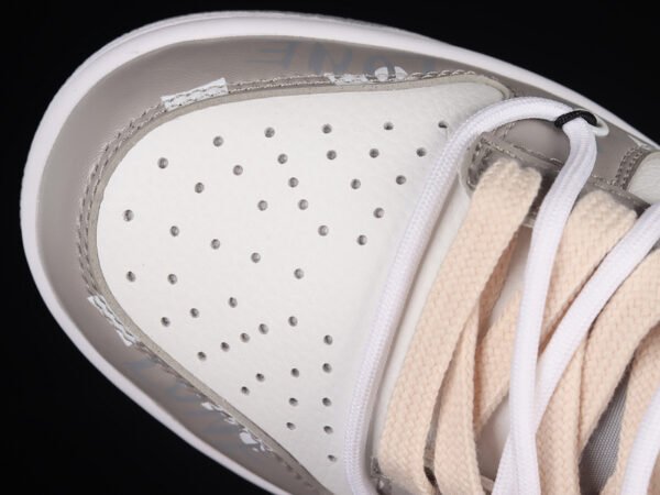 DUNK LOW SB ESS WHITE_NEUTRAL GREY