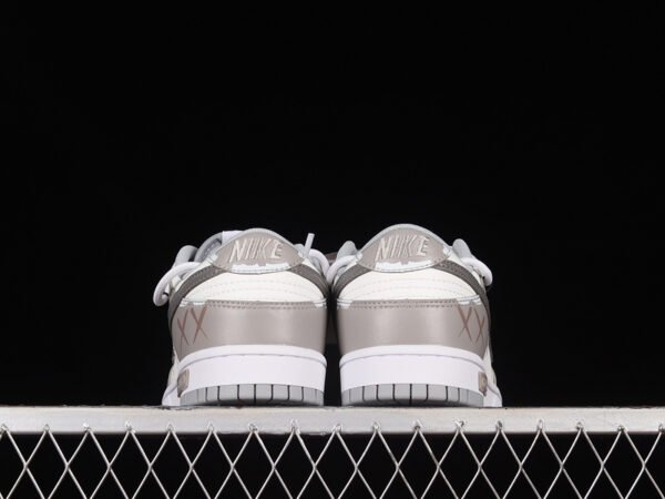 DUNK LOW SB ESS WHITE_NEUTRAL GREY