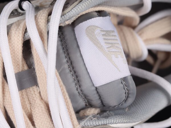 DUNK LOW SB ESS WHITE_NEUTRAL GREY