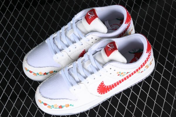 DUNK LOW DECON SB N7 OPTI YELLOW_UNIVERSITY RED_BRIGHT CRIMSON_STADIUM GREEN