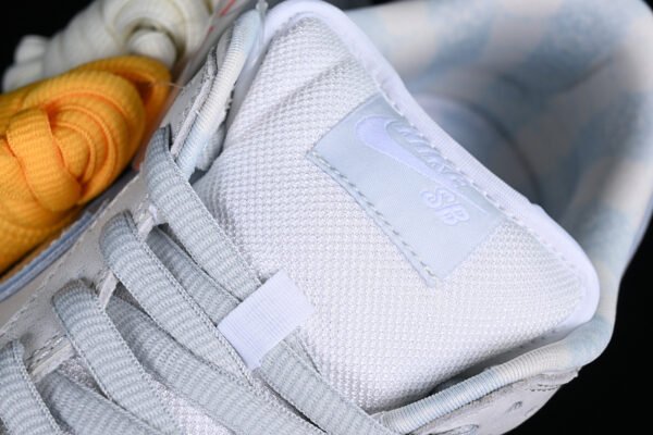 CONCEPTS X DUNK LOW OG SB QS WHITE LOBSTER FRIENDS FAMILY WHITE_PHOTON DUST_PURE