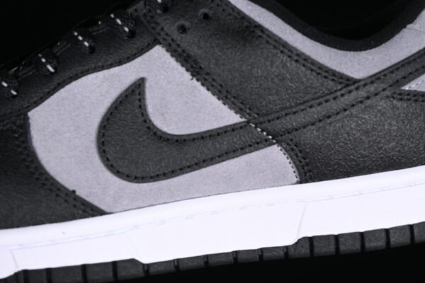 DUNK LOW BLACK_GREY_GREEN STRIKE