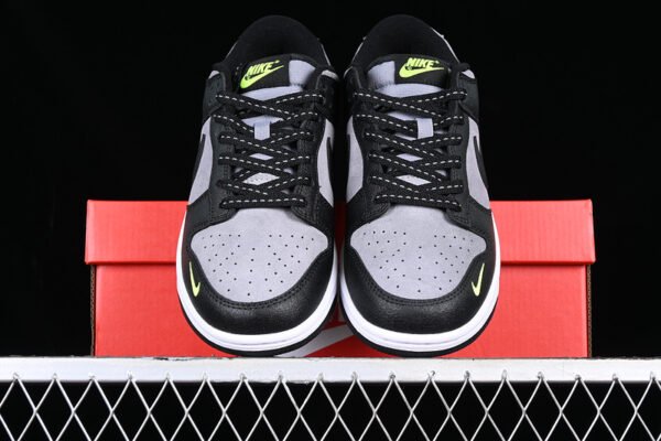 DUNK LOW BLACK_GREY_GREEN STRIKE